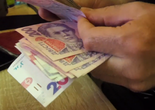 Грошова допомога. Фото: скрін youtube