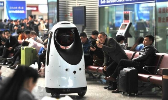 Китайський вокзал патрулює робокоп
