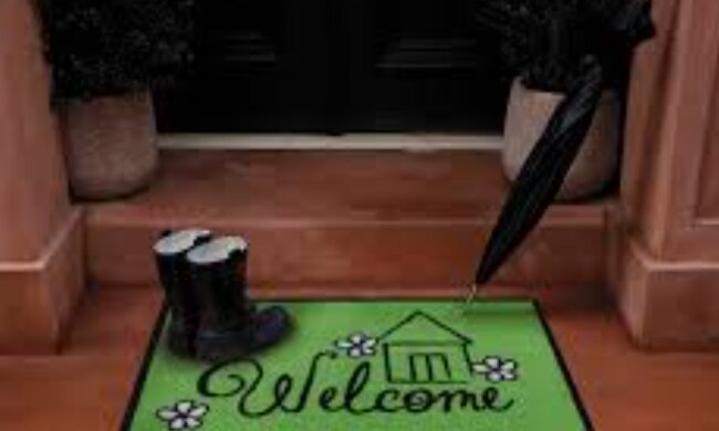 Коврик под дверью, кадр из видео
