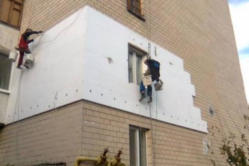Спецназ сатаны: уродливый фасад дома взбудоражил киевлян