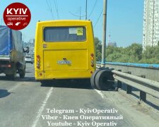 У Києві переповнена маршрутка "роззулася" посеред мосту - колеса не потрібні