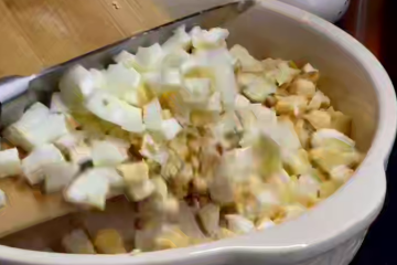 Салат с копченым сыром и морковкой по-корейски, кадр из видео