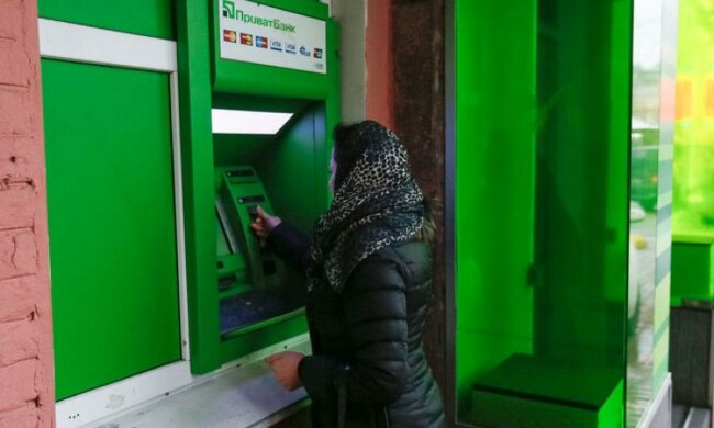 снятие наличных в банкомате, фото: nv.ua