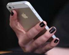 Ви не повірите: контрабандистка сховала сотню iPhone на своєму тілі