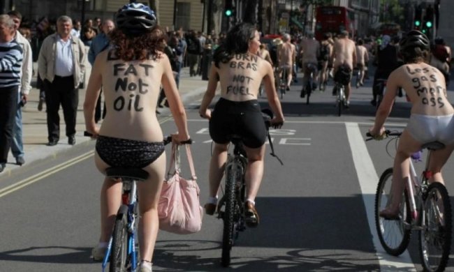 Британці влаштували "голий" велопробіг