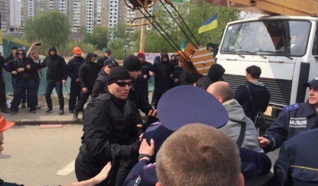 В Киеве вооруженные титушки избивают противников незаконной застройки