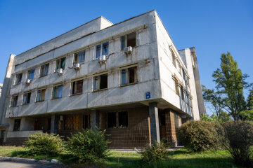 Будівля Книжкової палати України з вибитими вікнами після вибуху