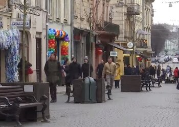 Люди на вулицях, скріншот: Youtube