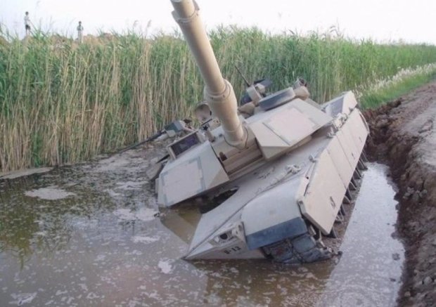Он утонул: как россияне в танке поплавали