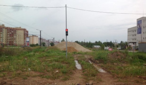 Русское чудо: в Ярославле на пустыре работает светофор 
