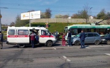 Mercedes протаранил "скорую": двое пострадавших