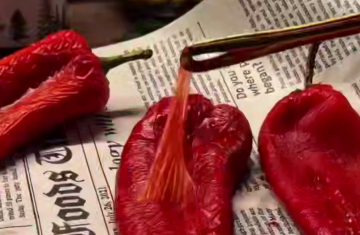 Рулетики из перца с сырной начинкой, кадр из видео