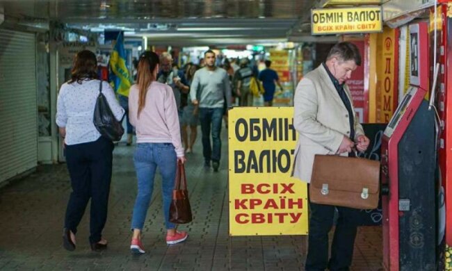 Курс валют в Україні: що витворить гривня і коли зупиниться