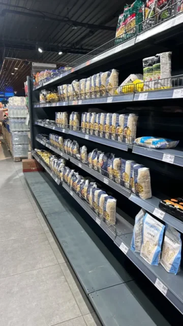 Порожні полиці магазину у Львові