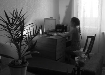 Підліток за комп'ютером, скріншот YouTube