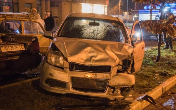 С похмелья за руль: в центре Киева устроили месиво из авто