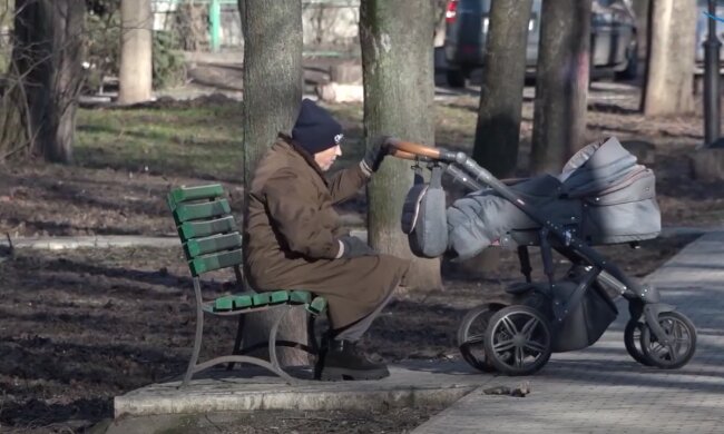 Мама з дитиною. Фото: скрін youtube