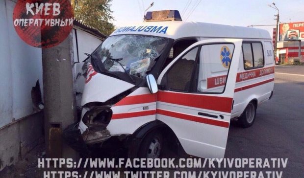 Жахлива аварія за участю "швидкої" у Києві (ФОТО)