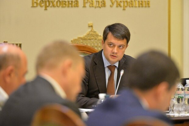 Україна знову залізе в мільярдні борги: скільки "позичать" слуги народу в 2020-му