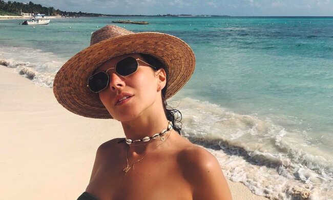 Каменських в купальнику показала соковиті груди біля басейну: "Осінь вже так близько"