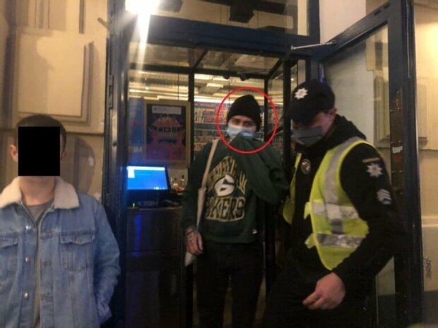 Отдых в баре чуть не лишил украинца свободы: футболка грозила парню сроком
