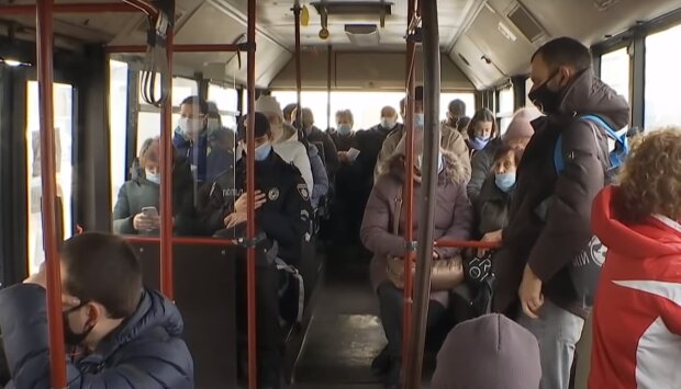 Украинцы в транспорте, скриншот: Youtube
