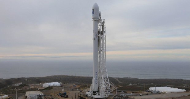 Первый Falcon 9 успешно приземлился после полета