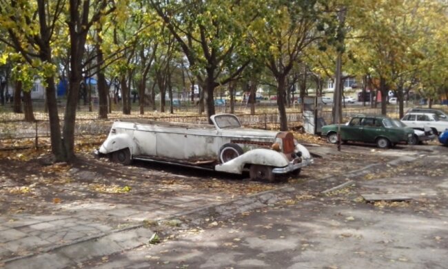 В одесском дворике ржавеет раритетный лимузин (фото)