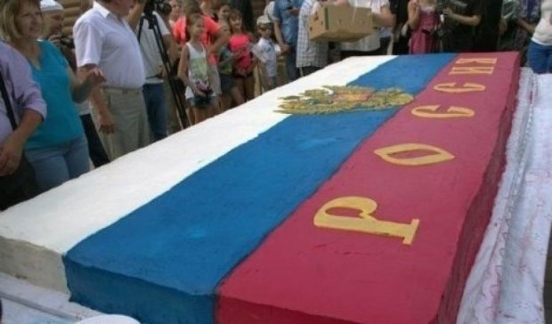 Поспішали як могли: російські чиновники забрали торт у сиріт (ФОТО)