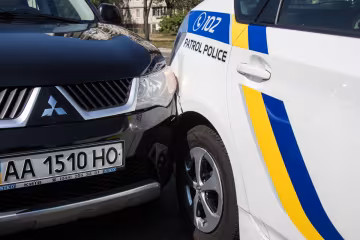 Водій-відчайдух мало не вбив дружину з дитиною, тікаючи від копів: відео