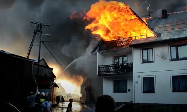 Пожар в польском поселке Новая Бяла, скриншот: YouTube