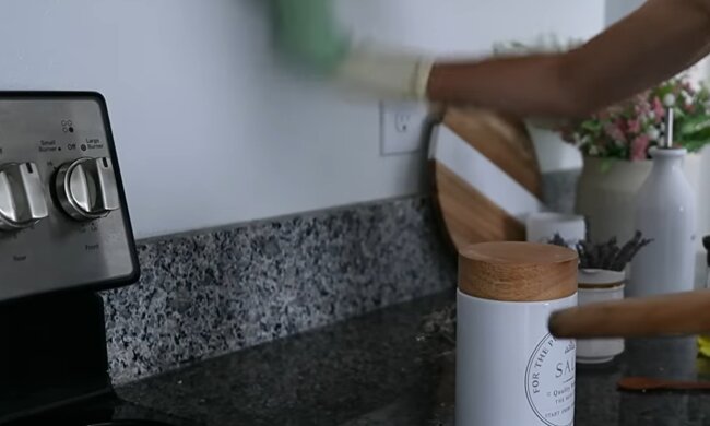 Прибирання, кухня, кадр з відео