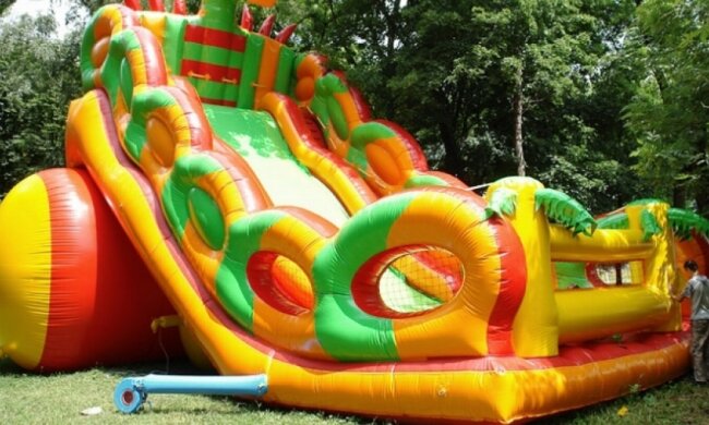 Харківський поліцейський наживався на дитячих батутах