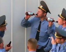 Поліцейським підкинули таблетки від шизофренії в алкоголь