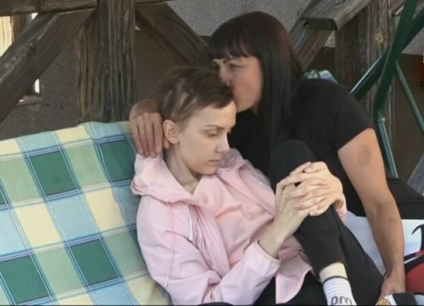 19-летняя украинка отчаянно берется с раком мозга, девушка потеряла слух и перестала ходить - "Спасите Юлечку"