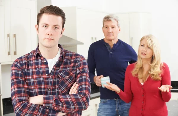 Дорослі діти та батьки: фото з вільних джерел