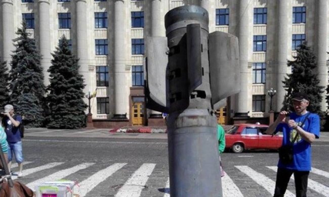 Під Харківською ОДА встановили снаряд "Смерча" на згадку про АТО