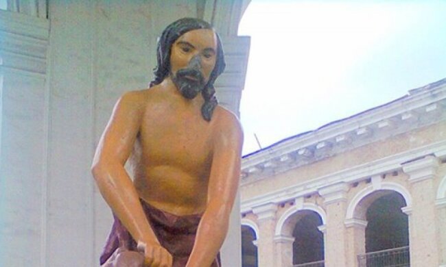 Вандали відбили ніс у статуї «Самсона» на столичній площі (фото)