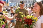 После Марша Независимости киевляне и гости дарили цветы украинским защитникам