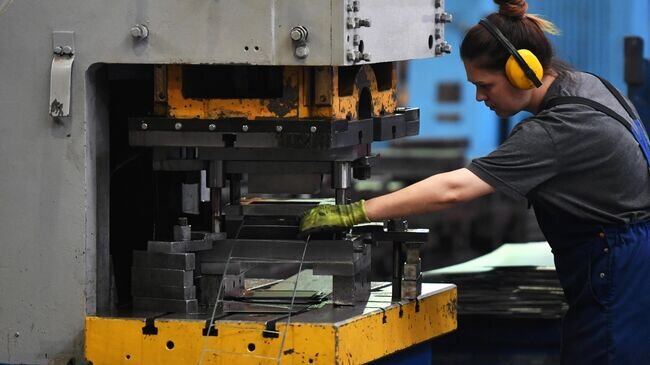 Женщины заменят мужчин: государство запускает полную переквалификацию украинок - какими профессиями овладеют