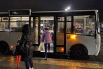 Українка заходить до автобуса / фото: Знай.ua