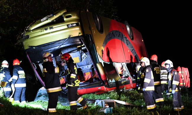 Двоповерховий автобус з українцями не розминувся з чотирма авто: криваві подробиці