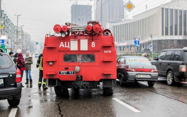 Неуважні рятувальники: в Києві "пожарка" влетіла в легковик