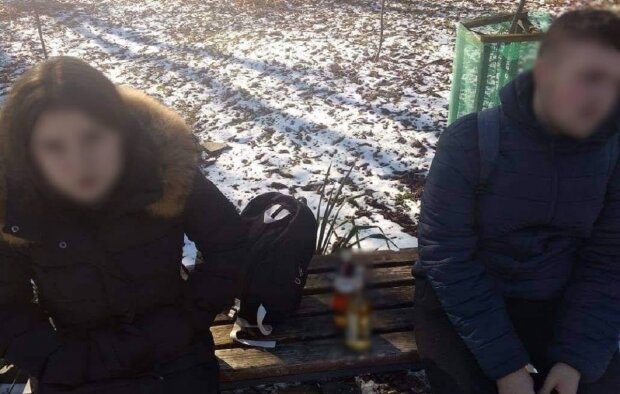 Девушка распивала алкоголь с подростком: Facebook Ювенальная превенция Прикарпатья