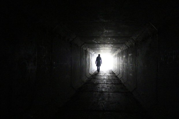 Вчені розгадали, чому люди бачать світло в кінці тунелю перед смертю