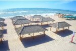 Пляжи Кирилловки заполонили туристы, карантин морю не помеха - купальники против масок