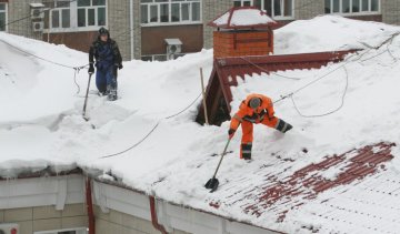 Велетенська бурулька вбила жінку в центрі столиці, від голови нічого не залишилося: відео суворо 18+