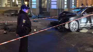 П'яний у дрова харків'янин "припаркувався" у легковик, кадри погрому