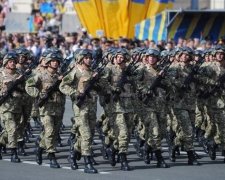 Мужчина в платье сорвал репетицию парада в Киеве (ВИДЕО)