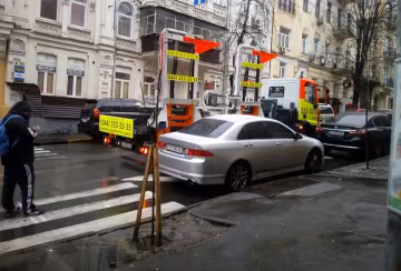У Києві автівку евакуювали разом з дітьми, фото: Інформатор